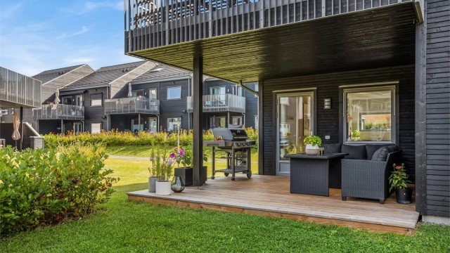 Her er det god plass til grill og en hyggelig sittegruppe. Fra terrassen har man tilgang til privat hage.
