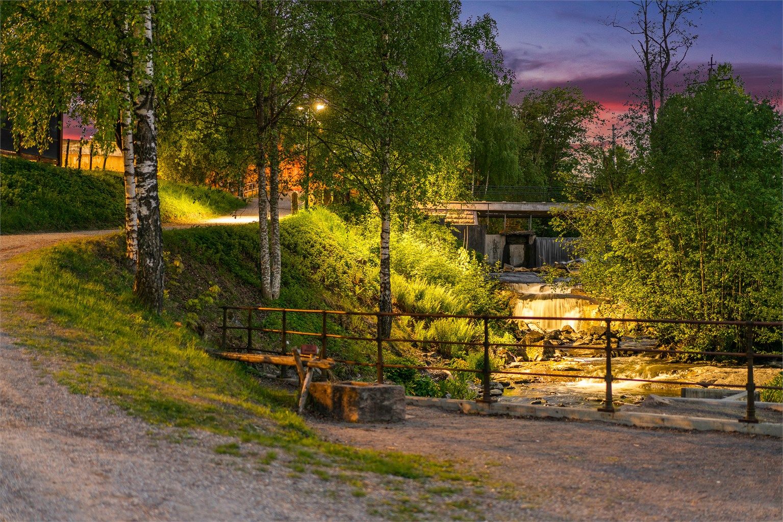 Den idylliske fossen i nærområdet skaper en fredelig atmosfære.