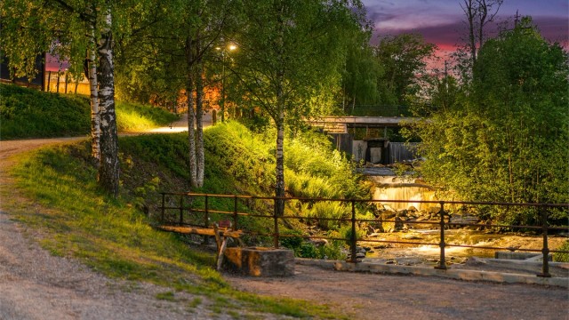 Den idylliske fossen i nærområdet skaper en fredelig atmosfære.