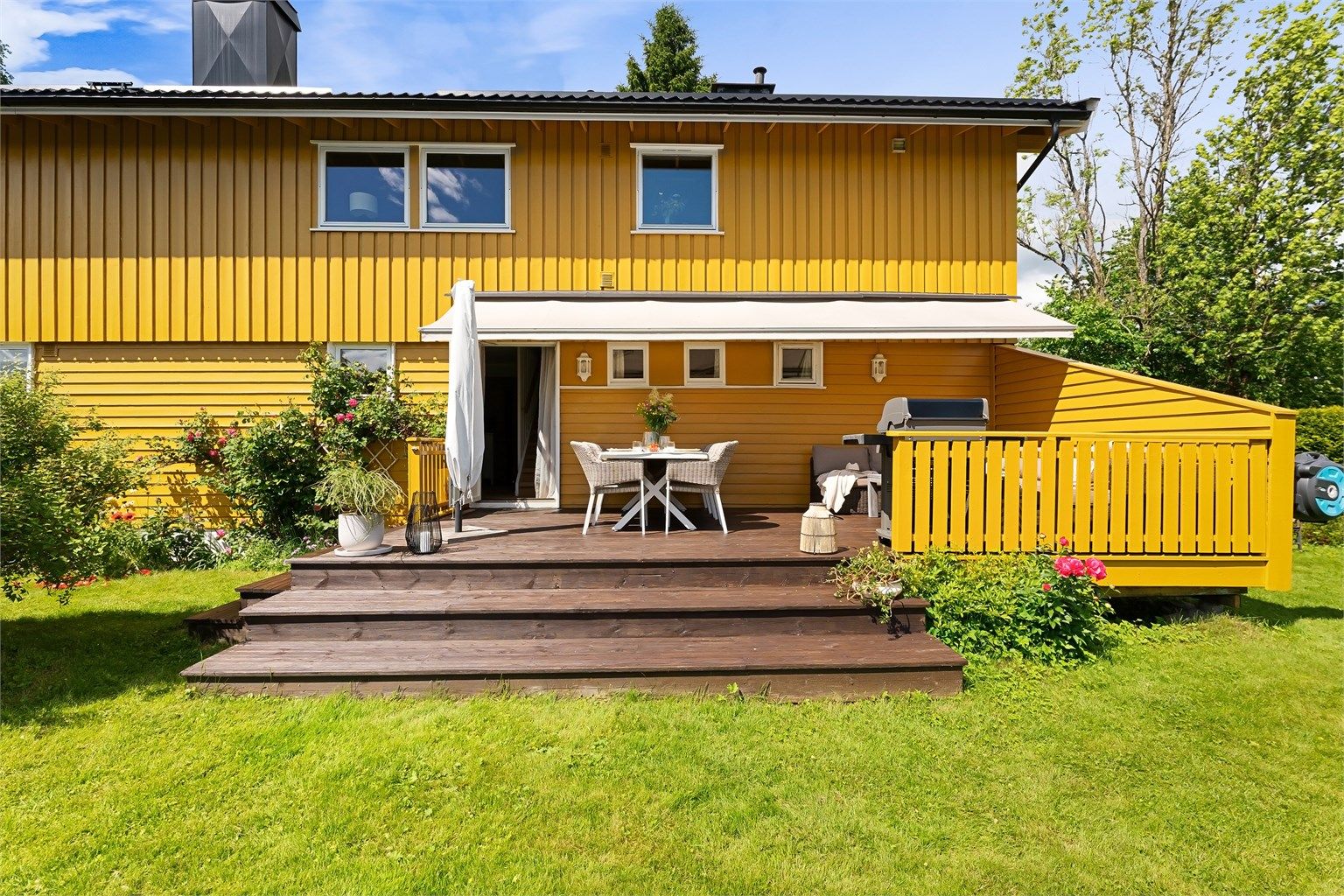 Her kan man virkelig nyte sommerdagene. Boligen har en flott terrasse på hele 25 m², som overser den store hagen.