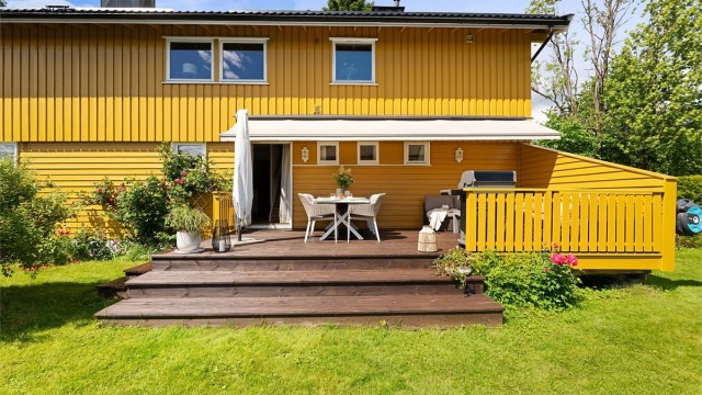 Her kan man virkelig nyte sommerdagene. Boligen har en flott terrasse på hele 25 m², som overser den store hagen.