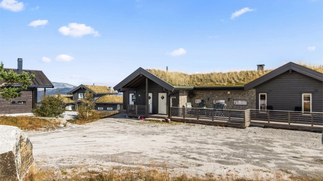Stor og innholdsrik hytte med frittliggende utebod