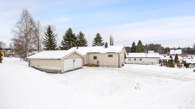 Eiendommen ligger høyt og luftig til i et etablert boligområde med landlig preg.