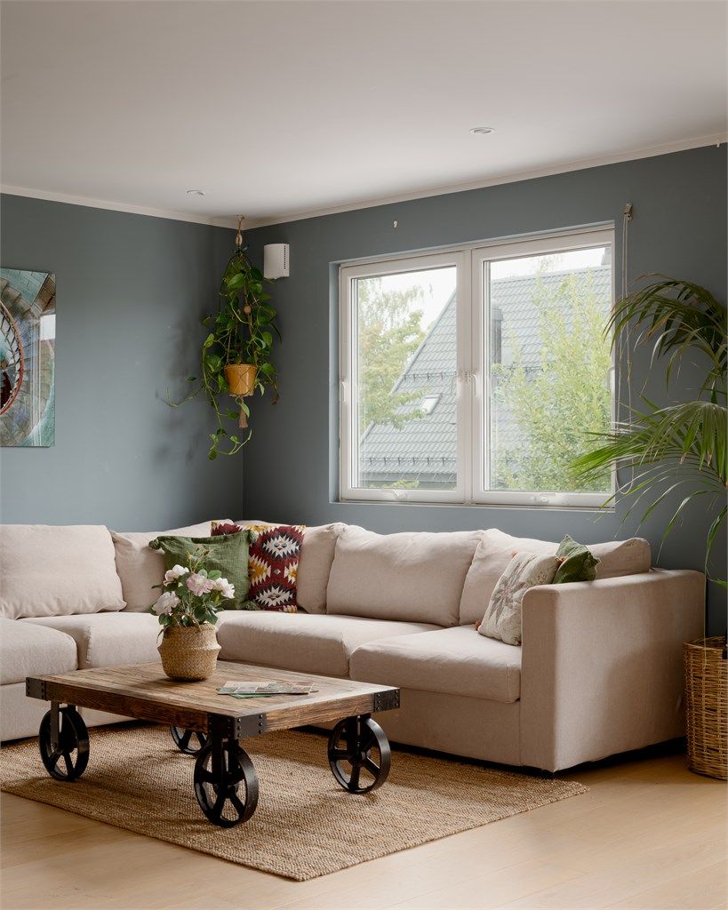 Store vindusflater mot både syd og nord gir rikelig med naturlig lys og en luftig atmosfære.