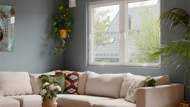 Store vindusflater mot både syd og nord gir rikelig med naturlig lys og en luftig atmosfære.