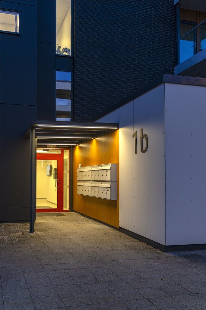 Bygget har en moderne og stilren arkitektur.