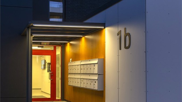 Bygget har en moderne og stilren arkitektur.