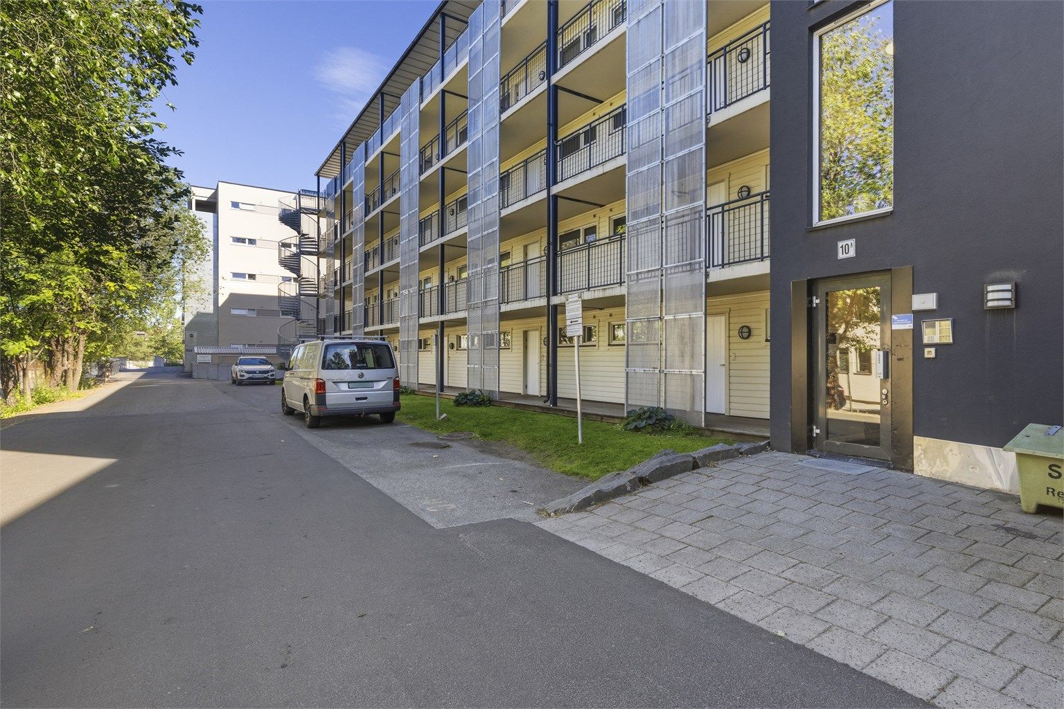 Inngangsparti. Gjesteparkering mot registrering 
