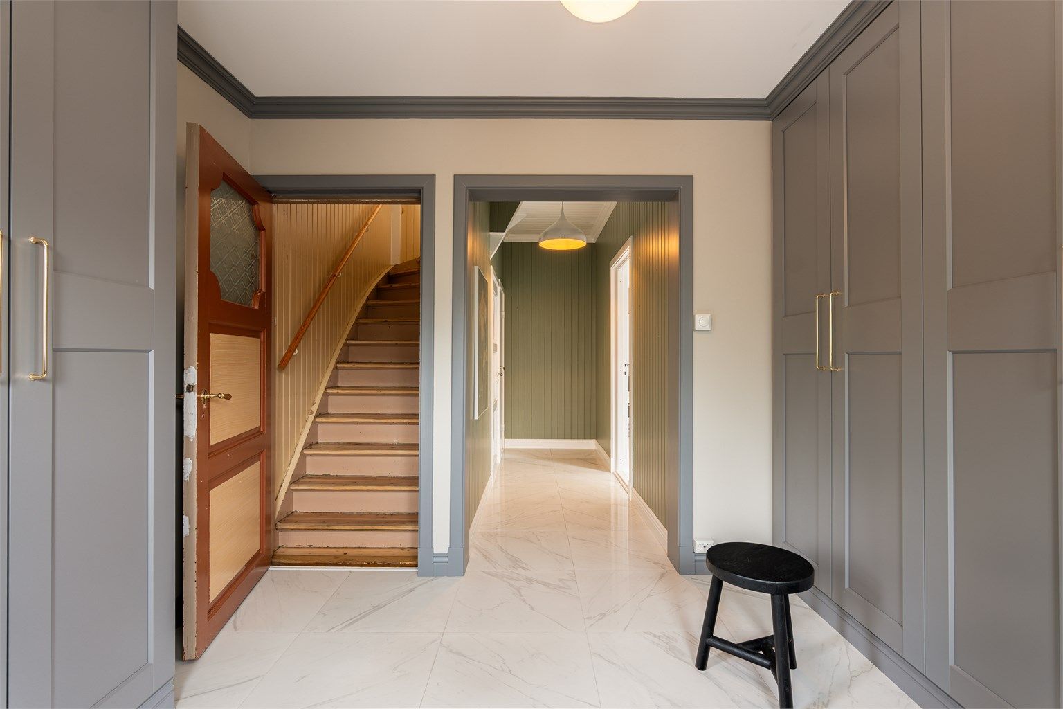 Entreen er nylig pusset opp med detaljer som rosett og kraftige lister som matcher resten av huset. Store, stedsbyggede garderobeskap er montert på to sider.