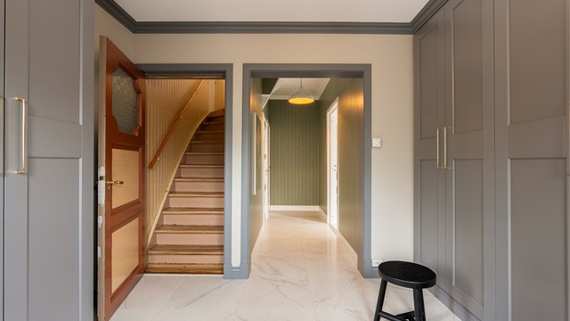 Entreen er nylig pusset opp med detaljer som rosett og kraftige lister som matcher resten av huset. Store, stedsbyggede garderobeskap er montert på to sider.