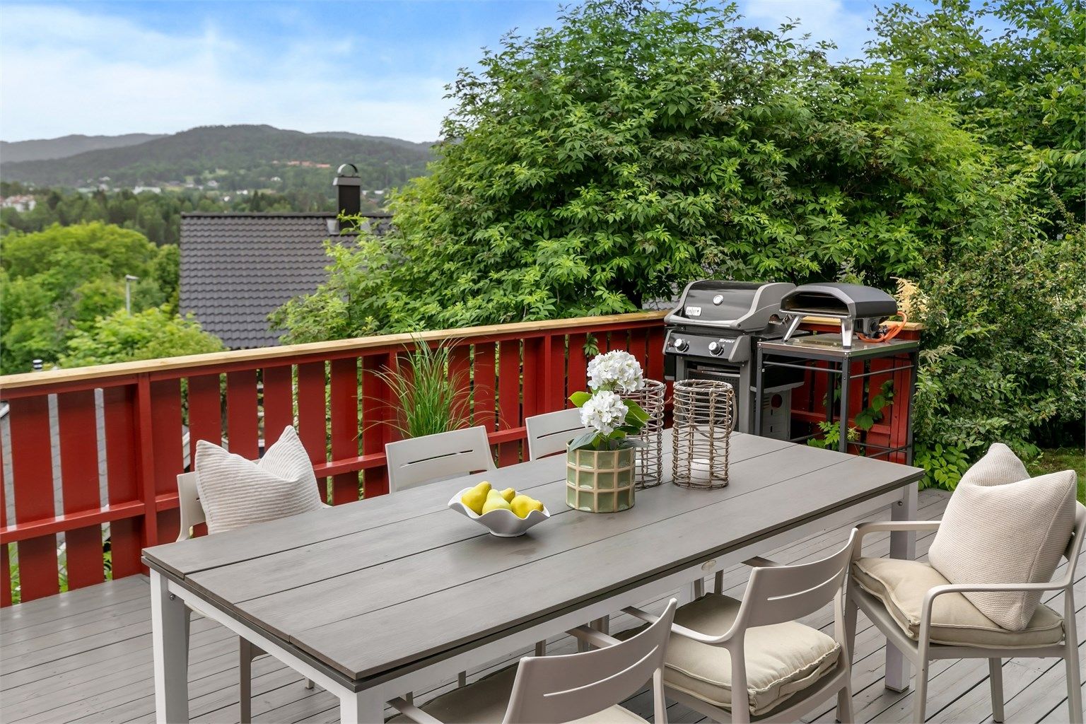 Pen familiebolig over 2 plan med nydelig utsikt, mye sol og herlige uteplasser. Foto: Zovenfra AS