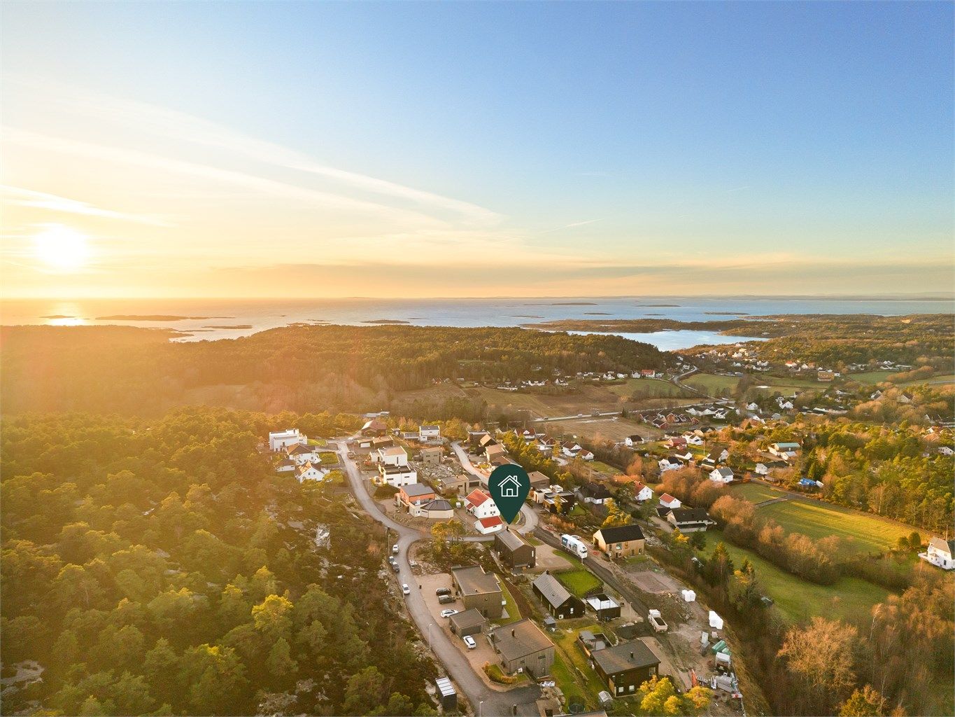 Nærhet til sjøen er et spesielt stort pluss sommerstid. Flere fine badesteder er innenfor sykkelavstand. Småbåthavner er det flere av i området.