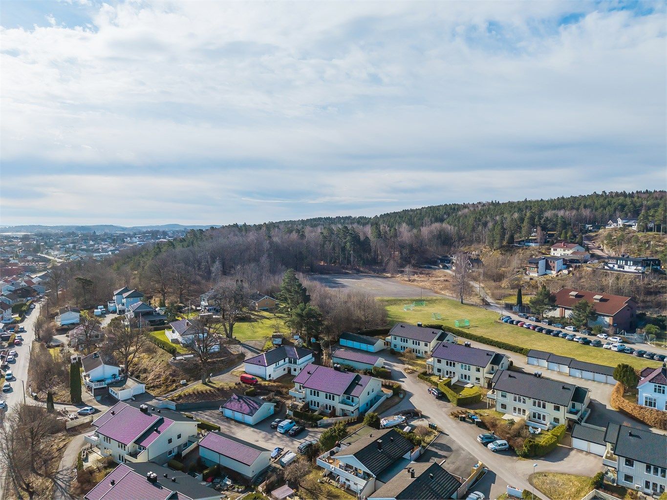 Barnevennlig med flotte uteområder i nærheten for lek og moro.