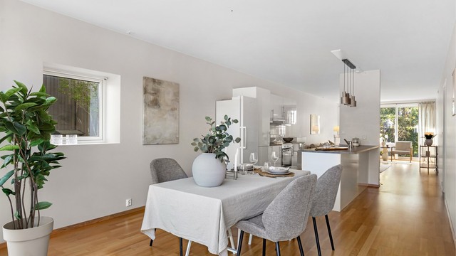 Gjennomgående parkett og god plass til spisebord i tilknytning til kjøkkenet.