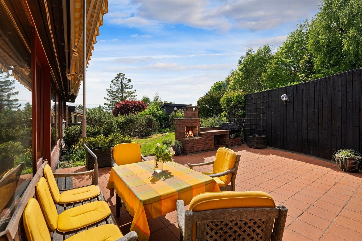 Fra eiendommen er det få minutters gåavstand til Nadderud idrettsanlegg, Bekkestua sentrum og en rekke ønskelige fasiliteter for hele familien