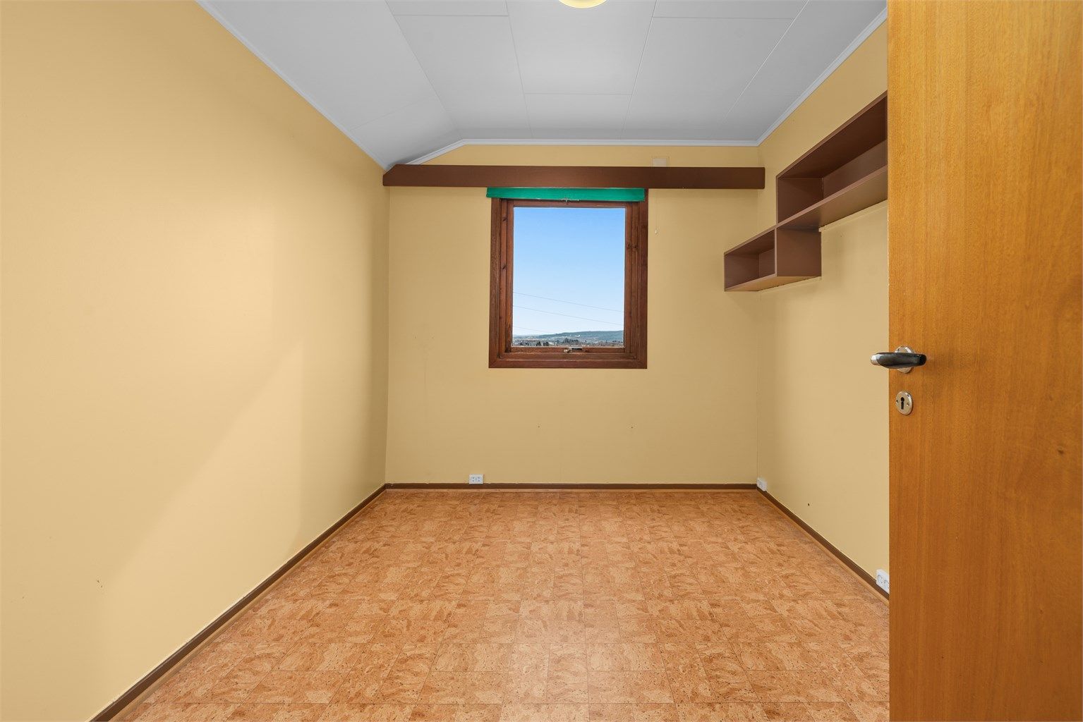 Et lyst og trivelig soverom, ideelt som barnerom eller kontor.