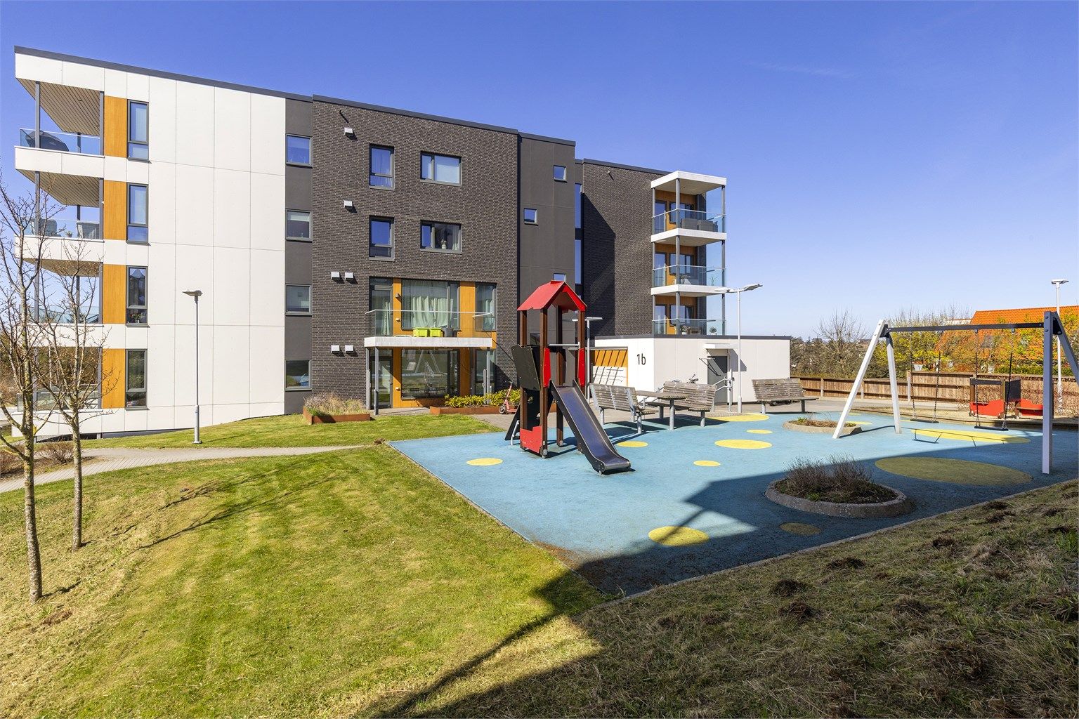 Fellesområdene er pent opparbeidet med lekeplass og grøntarealer.