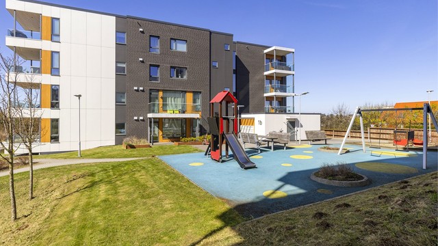 Fellesområdene er pent opparbeidet med lekeplass og grøntarealer.
