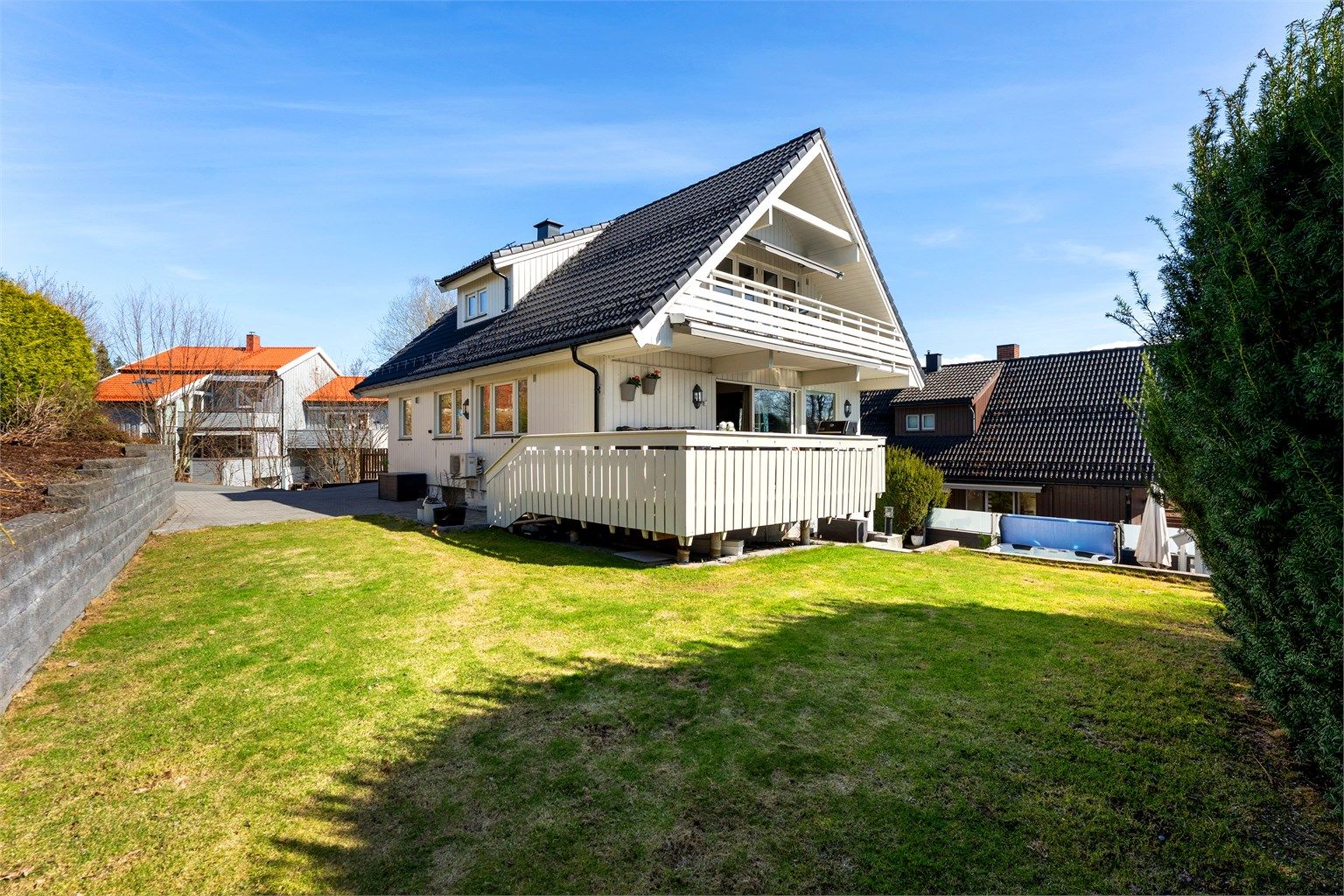 Hagen er pent opparbeidet med plenarealer og diverse beplantning.