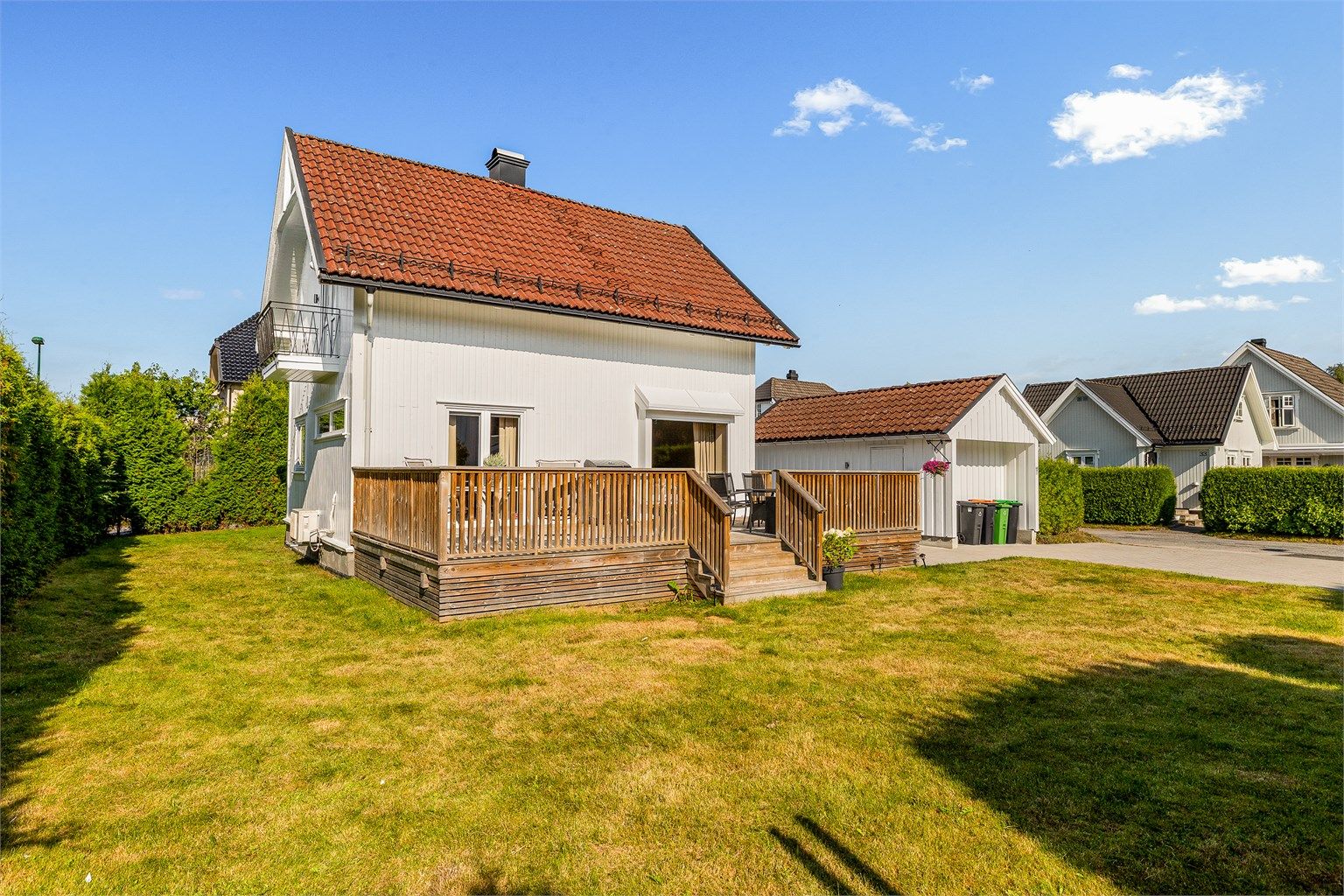 En flat og fin hage med plass til både lek, aktiviteter og late sommerdager.