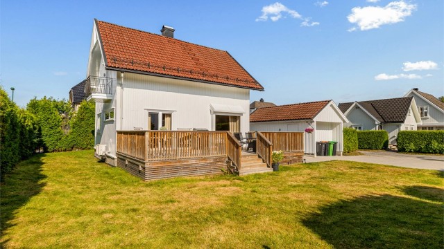 En flat og fin hage med plass til både lek, aktiviteter og late sommerdager.