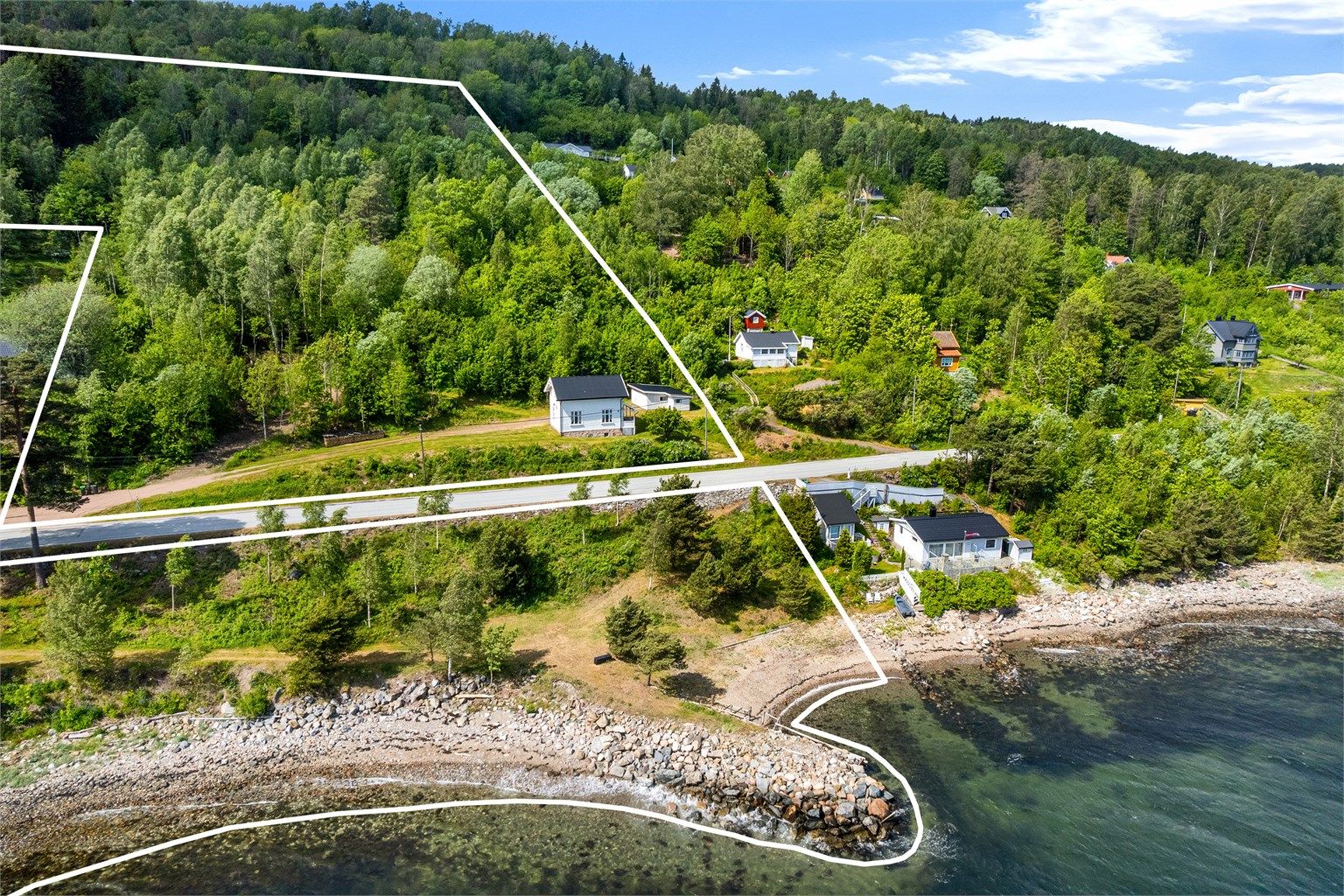 Stor tomt med strand og skog - Ca tomtegrense 