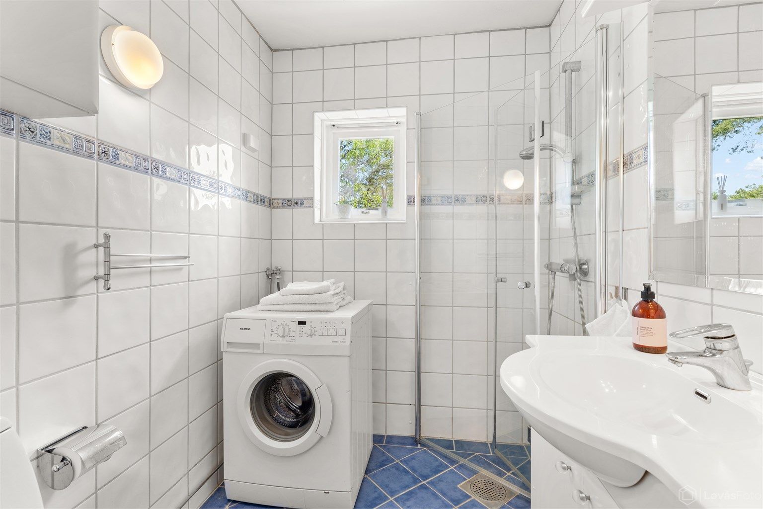 Badet ble totalrehabilitert i 2000 og har opplegg for vaskemaskin.
