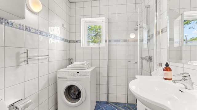 Badet ble totalrehabilitert i 2000 og har opplegg for vaskemaskin.