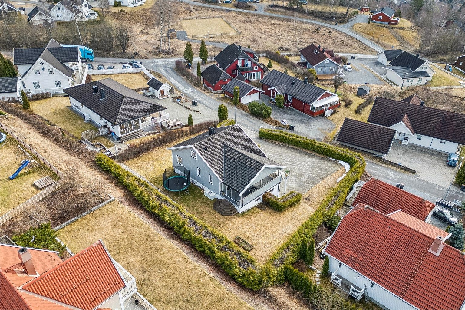 Eiendommen ligger familievennlig til på attraktive Minkafeltet i Brumunddal.