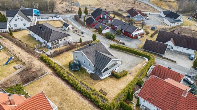 Eiendommen ligger familievennlig til på attraktive Minkafeltet i Brumunddal.