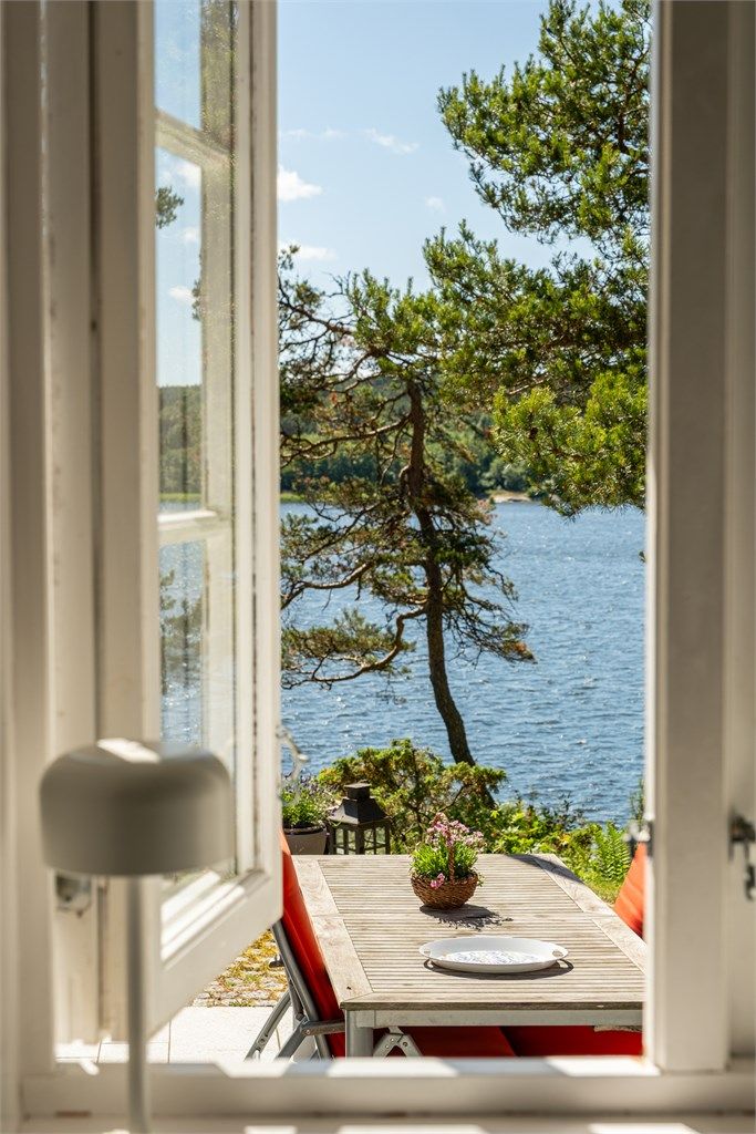 Vestvendt utsikt sett gjennom peisstuens vindu.