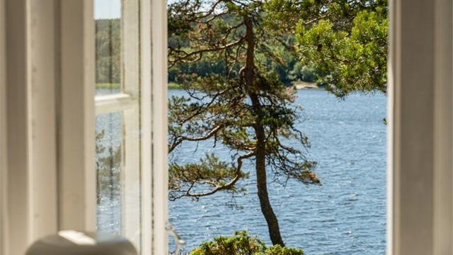 Vestvendt utsikt sett gjennom peisstuens vindu.