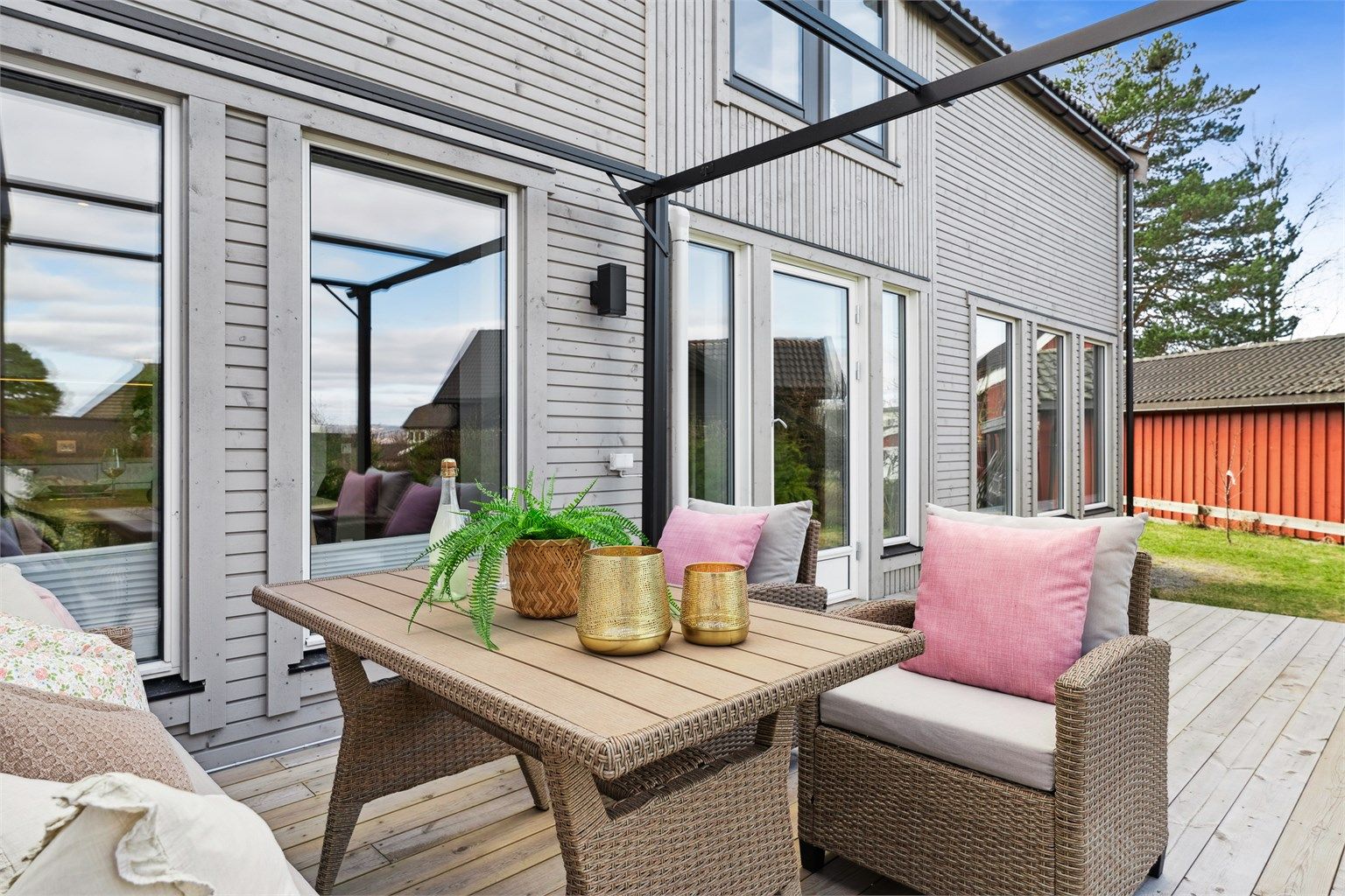 Usjenert uteplass med fine solforhold