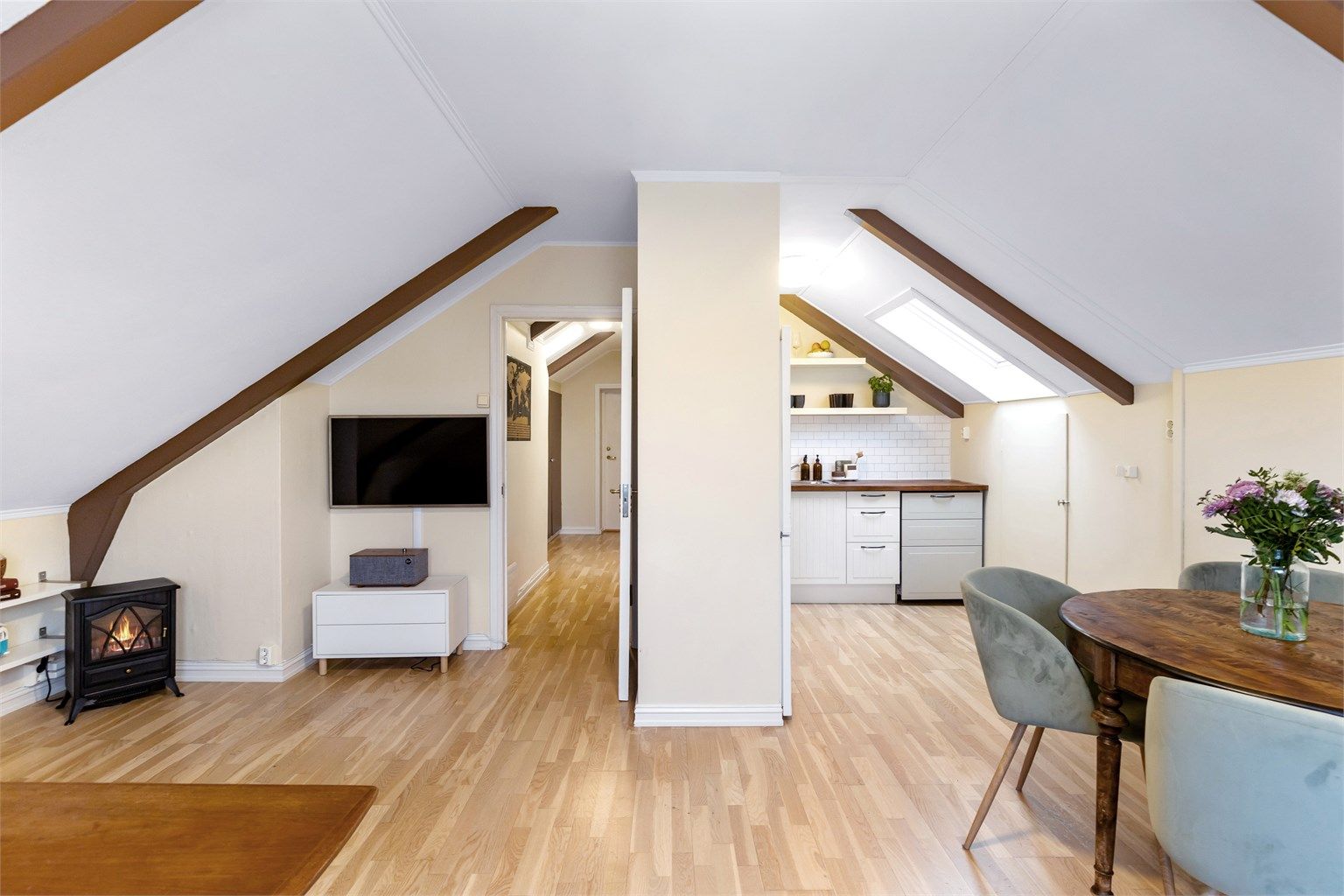  Lys og luftig stue med gode møbleringsmuligheter.