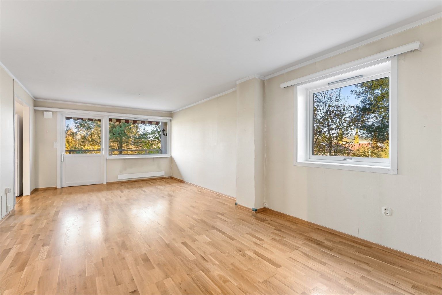 Dette er en stor og gjennomgående endeleilighet med svært attraktiv og sentralt beliggenhet på Østerås