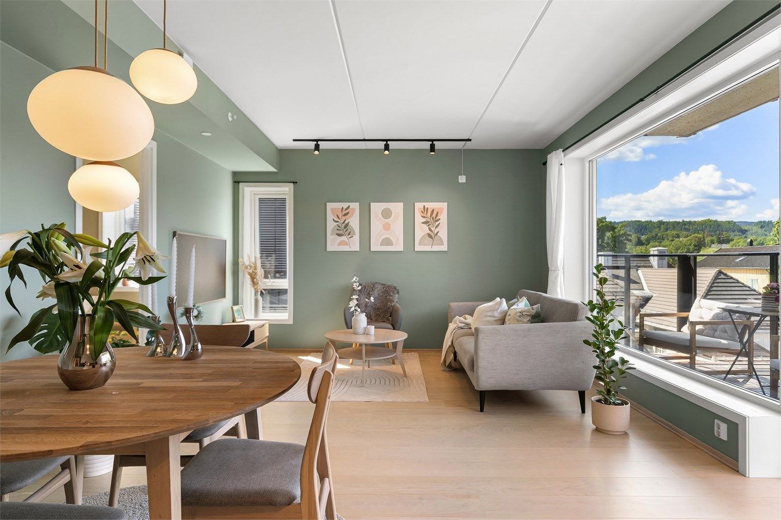 Stuen har plass til både sofagruppe og spisebord.