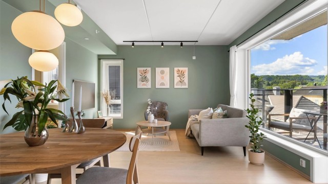 Stuen har plass til både sofagruppe og spisebord.