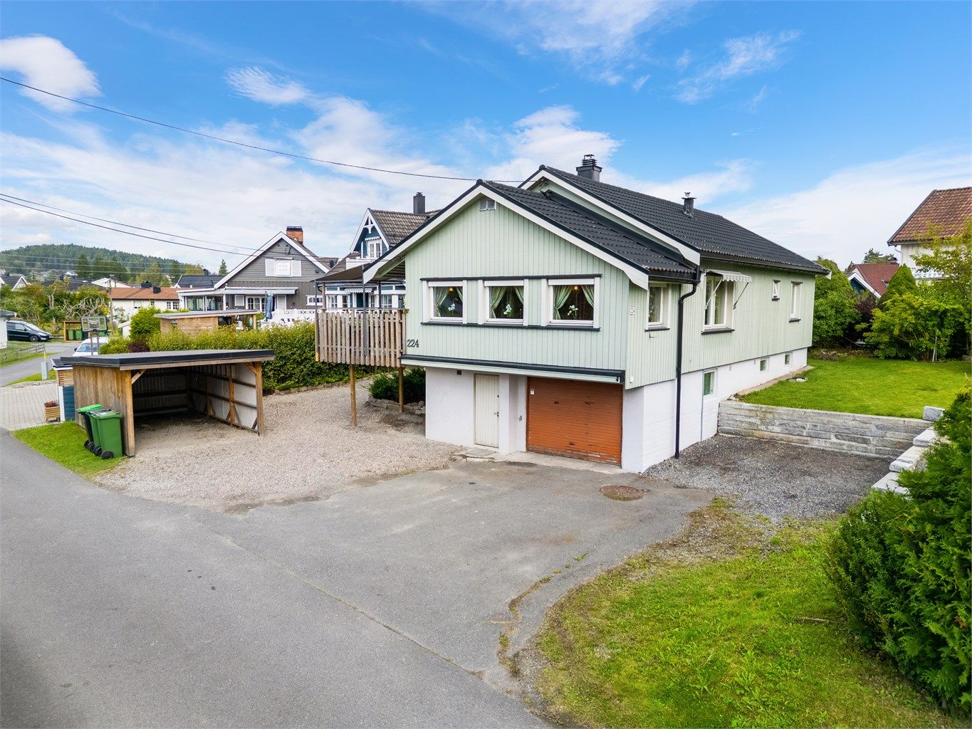 Eiendommen har gode parkeringsmuligheter i garasje, carport og på egen gårdsplass