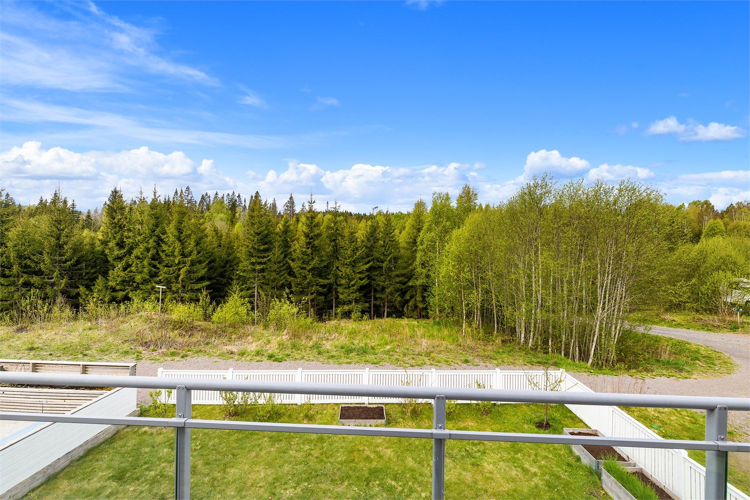 Nydelig utsikt mot skogsområde.