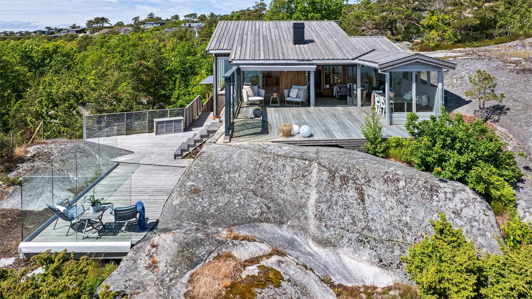 Lettstelt eiertomt som for det meste består av partier av fjell. Rundt store deler av hytta mot både syd og vest er det opparbeidet flotte og usjenerte uteområder.
