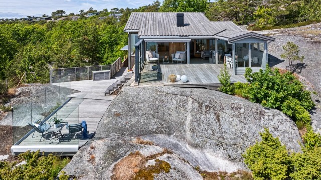 Lettstelt eiertomt som for det meste består av partier av fjell. Rundt store deler av hytta mot både syd og vest er det opparbeidet flotte og usjenerte uteområder.