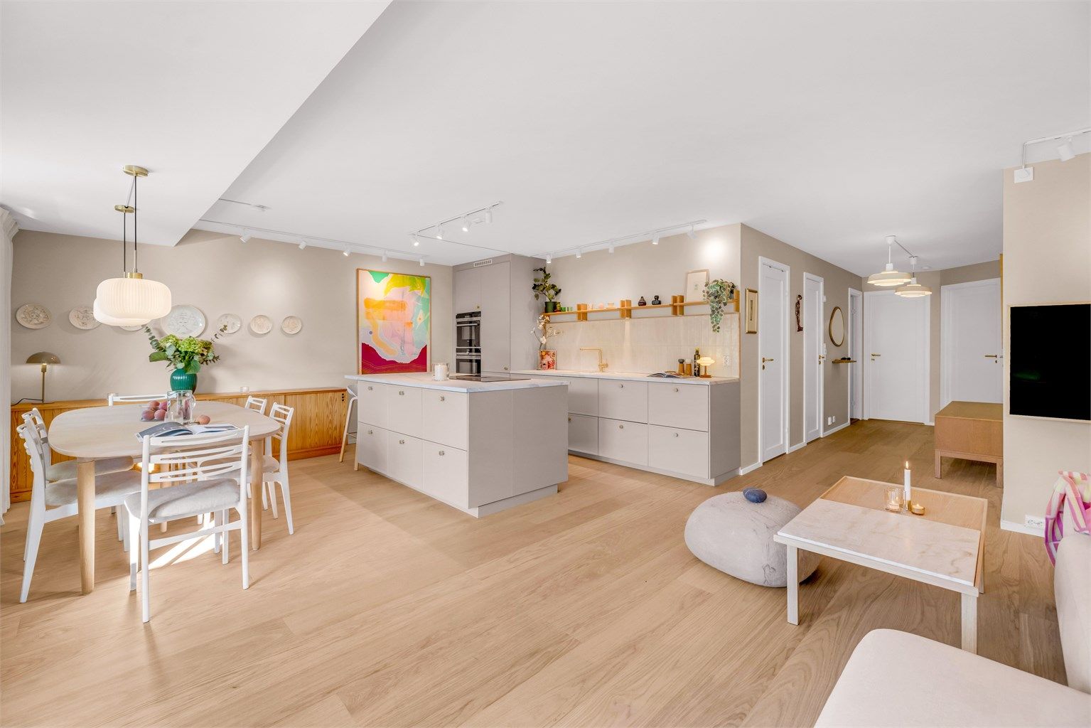 Den åpne planløsningen gir rommet en luftig følelse og gjør det enkelt å skape ulike soner etter behov. Foto: Studio Solberg. 
