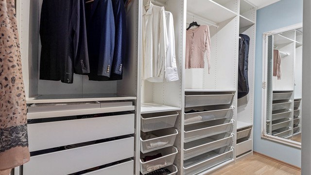 Praktisk walk-in-closet innredet med skuffer og oppheng.