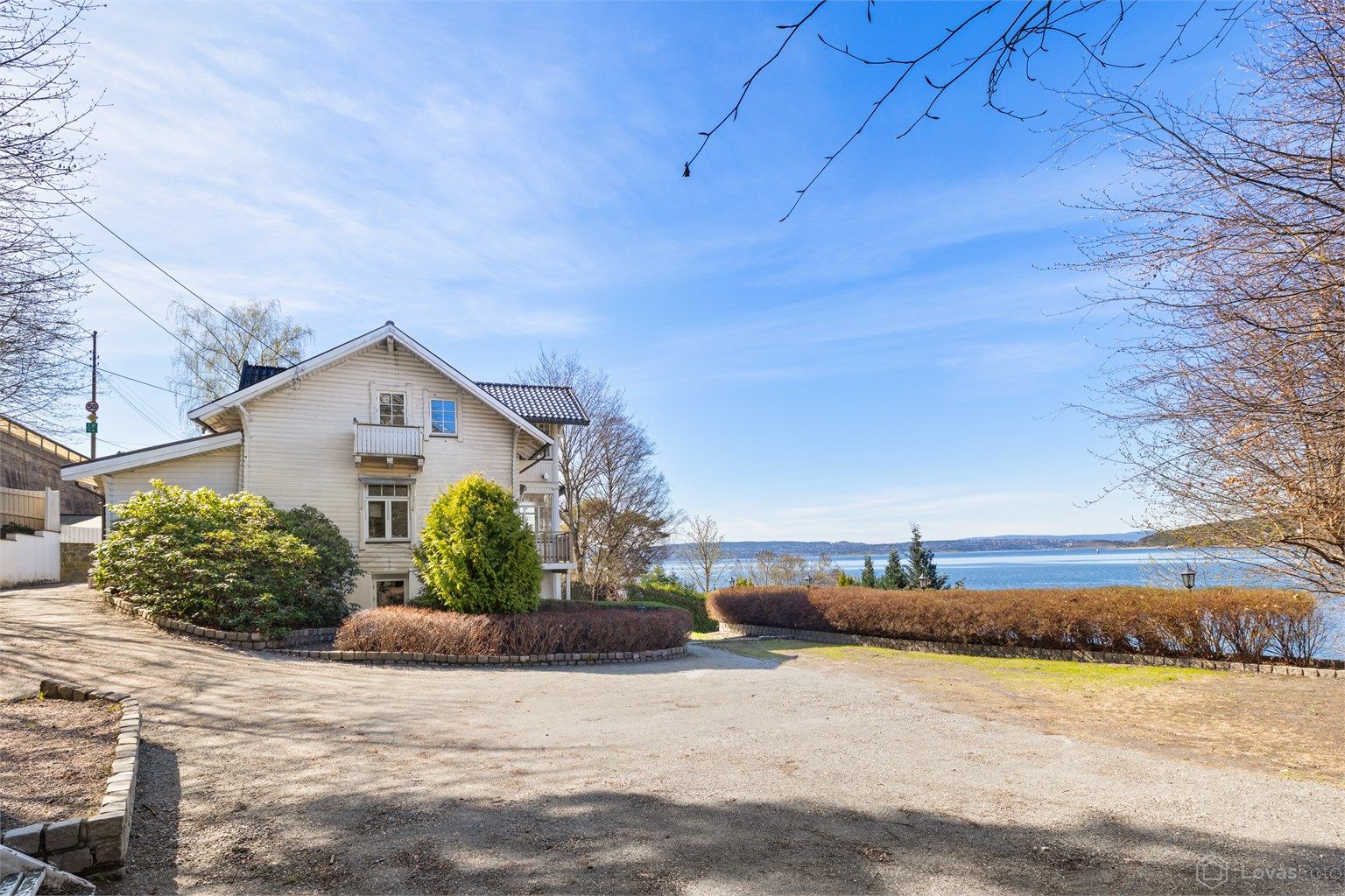 Eiendommen er vestvendt og har to store terrasser som vender mot sjøen, i tillegg til en nordøst-vendt balkong i andre etasje. 