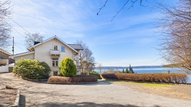 Eiendommen er vestvendt og har to store terrasser som vender mot sjøen, i tillegg til en nordøst-vendt balkong i andre etasje.