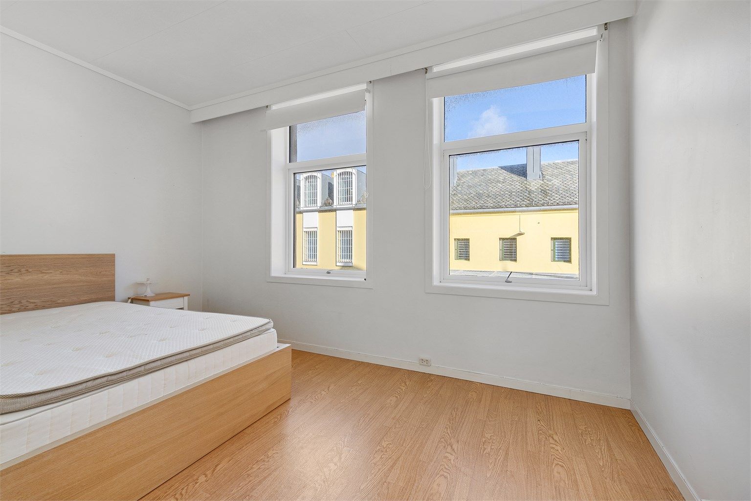 Hovedsoverom i leiligheten i 2. etasje. Rommet har laminatgulv og god plass til dobbeltseng.