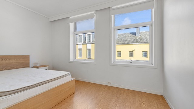 Hovedsoverom i leiligheten i 2. etasje. Rommet har laminatgulv og god plass til dobbeltseng.