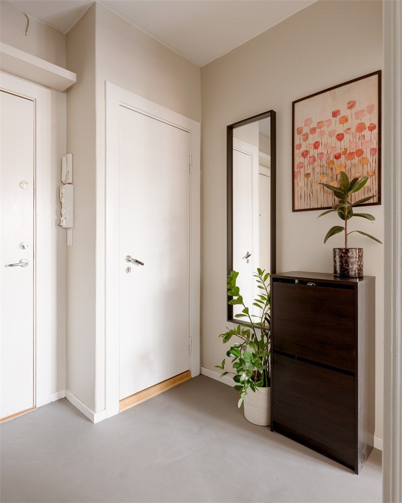 Fra entréen er det enkel adkomst til leilighetens bad.