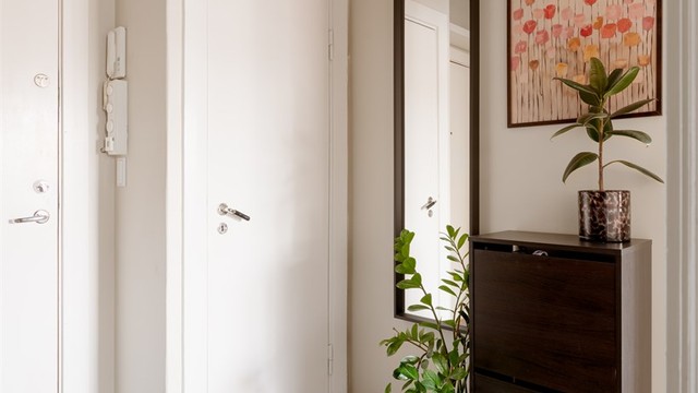 Fra entréen er det enkel adkomst til leilighetens bad.