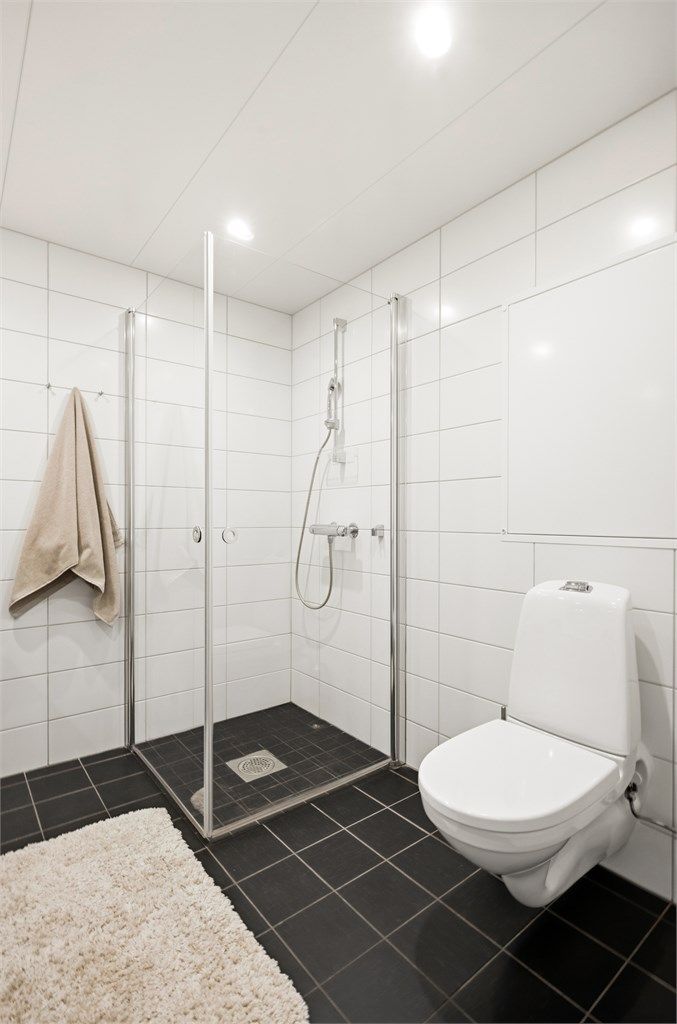 Badet er en prefabrikkert modul fra byggeåret og har vegghengt toalett.